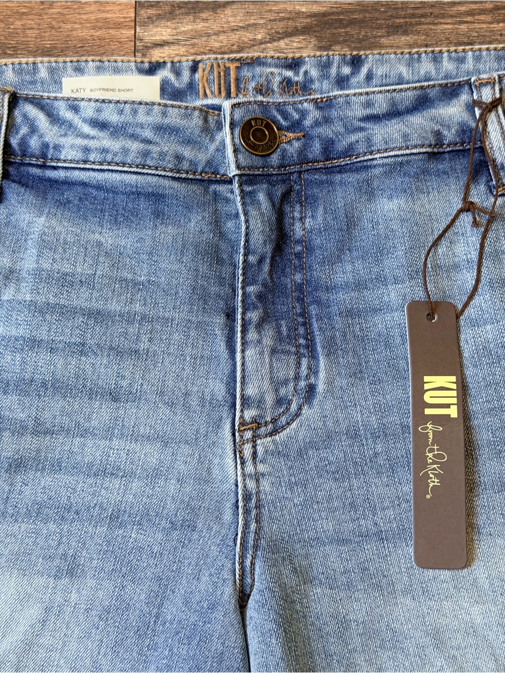 KUT from the Kloth Katy Boyfriend Denim Shorts in a light wash size 14W - Picture 5 of 16